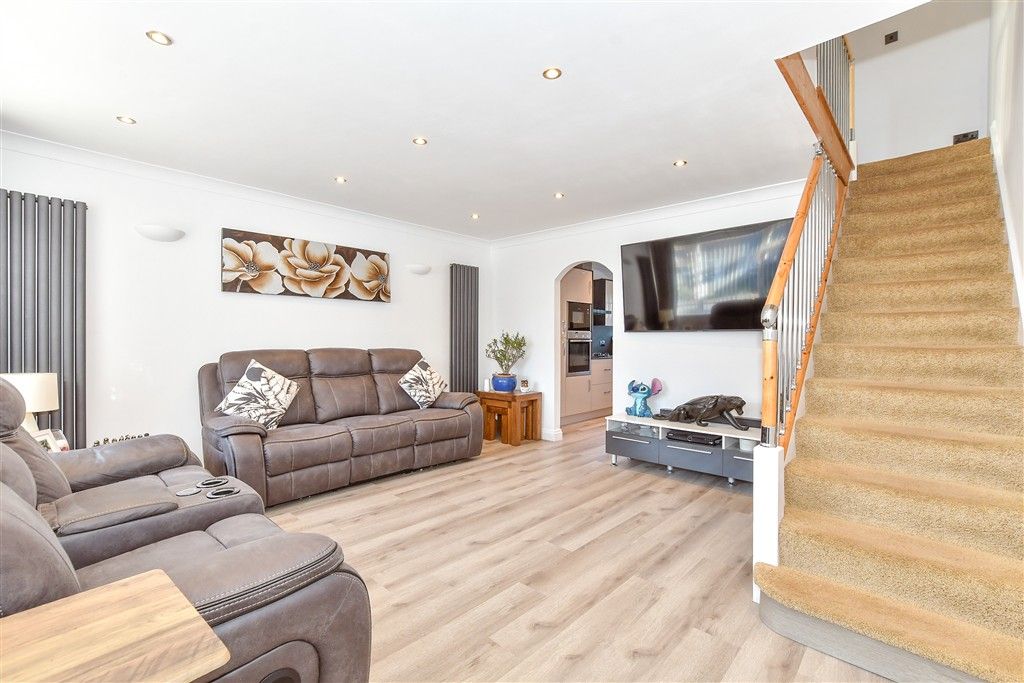 Property photo 1 of 12 Lounge