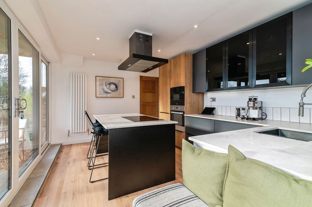 Property photo 2 of 32 Photo