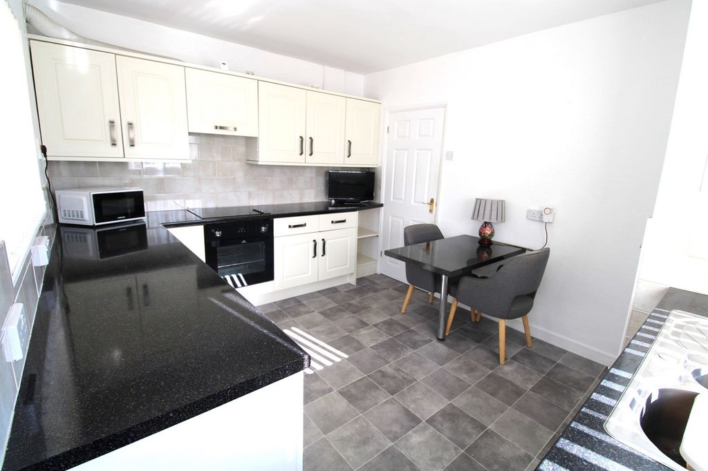 Property photo 2 of 18 Kitchen