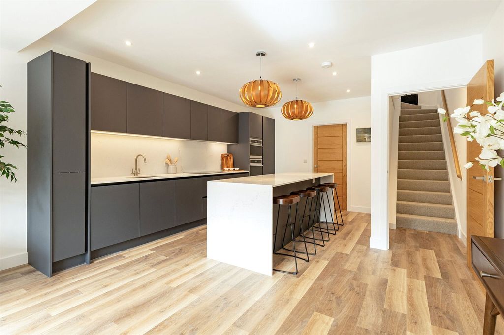 Property photo 3 of 13 Show Home