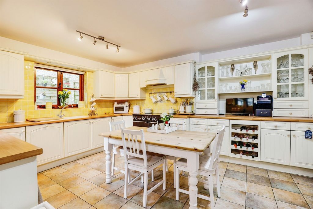 Property photo 2 of 25
