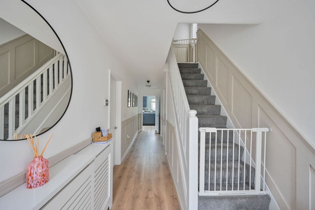 Property photo 2 of 18 Entrance Hallway