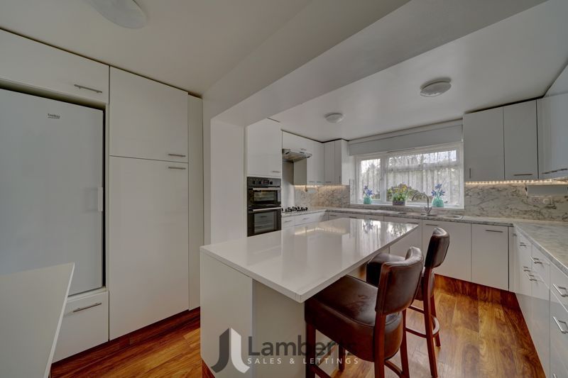 Property photo 3 of 34 Kitchen/Breakfast Room