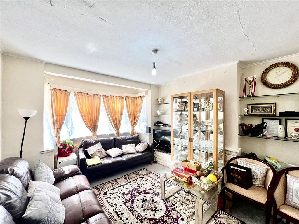 Property photo 2 of 10 Through Lounge