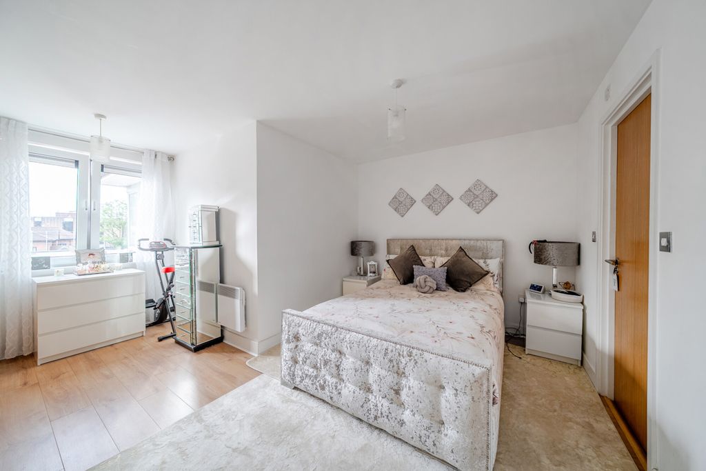 Property photo 3 of 19 1335194-1-689470F...