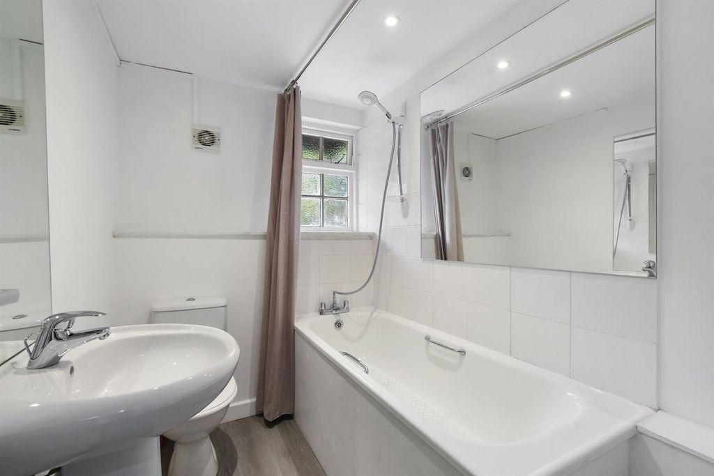 Property photo 2 of 11 01-A96A4Be9-Ed43-40c8-8A8E-Ff8206Fbfe4Cgcwel - 242