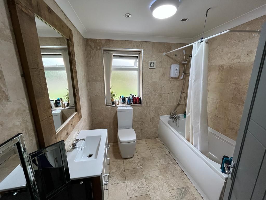 Property photo 1 of 3 A Modern Bathroom Suite Featuring A Clean Bathtub ...