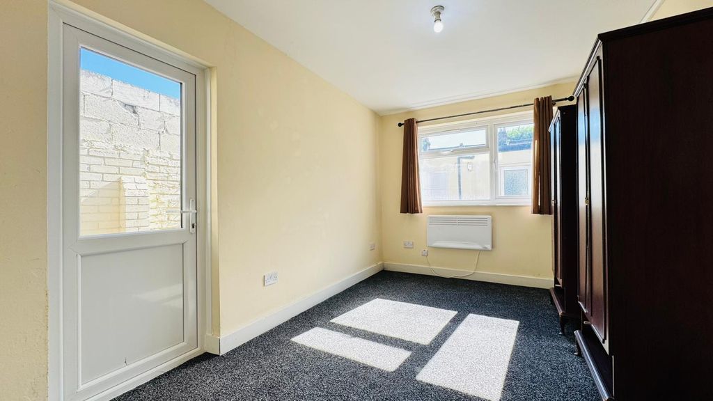 Property photo 1 of 3