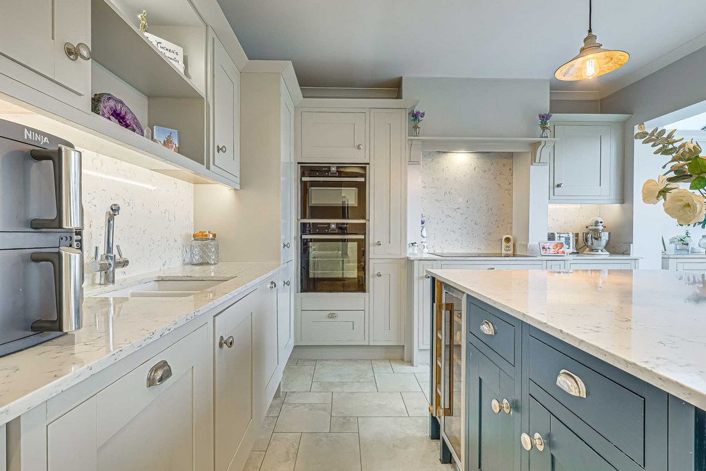 Property photo 3 of 44