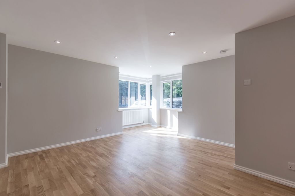 Property photo 3 of 11 Living_Room