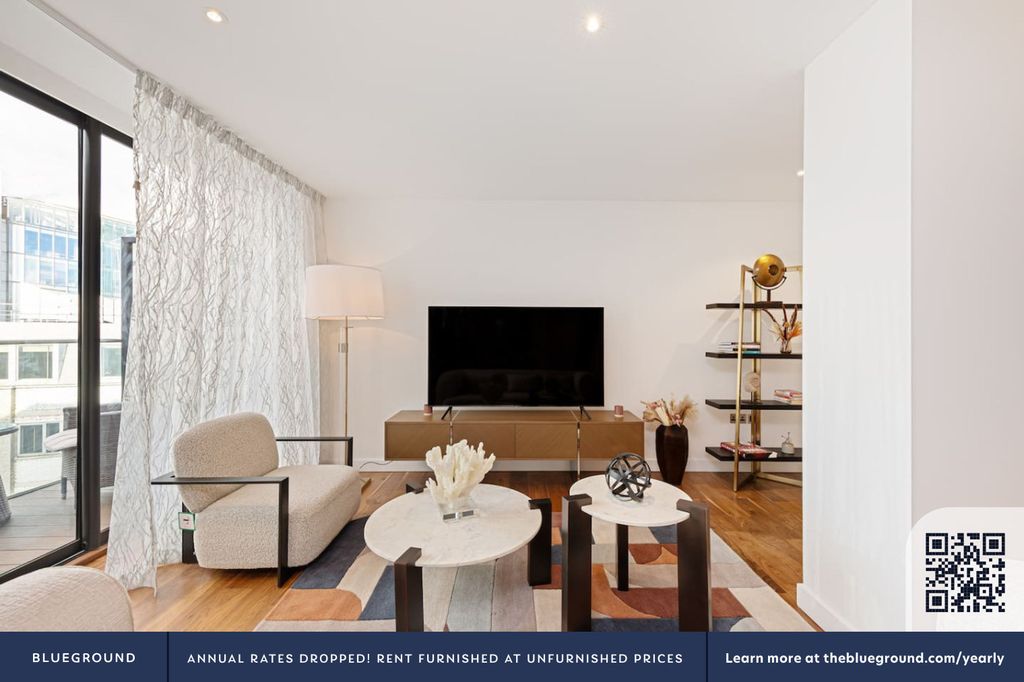 Property photo 3 of 31 Living Room