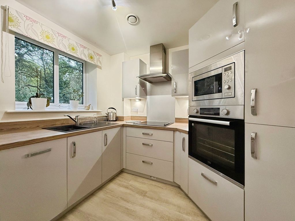 Property photo 3 of 19 Kitchen