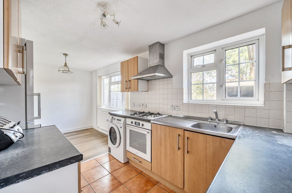 Property photo 2 of 13 1355921-25-68d154...
