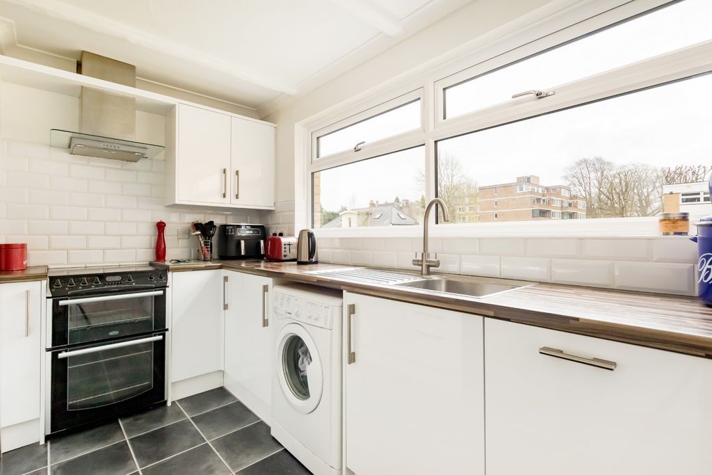 Property photo 3 of 18 Kitchen