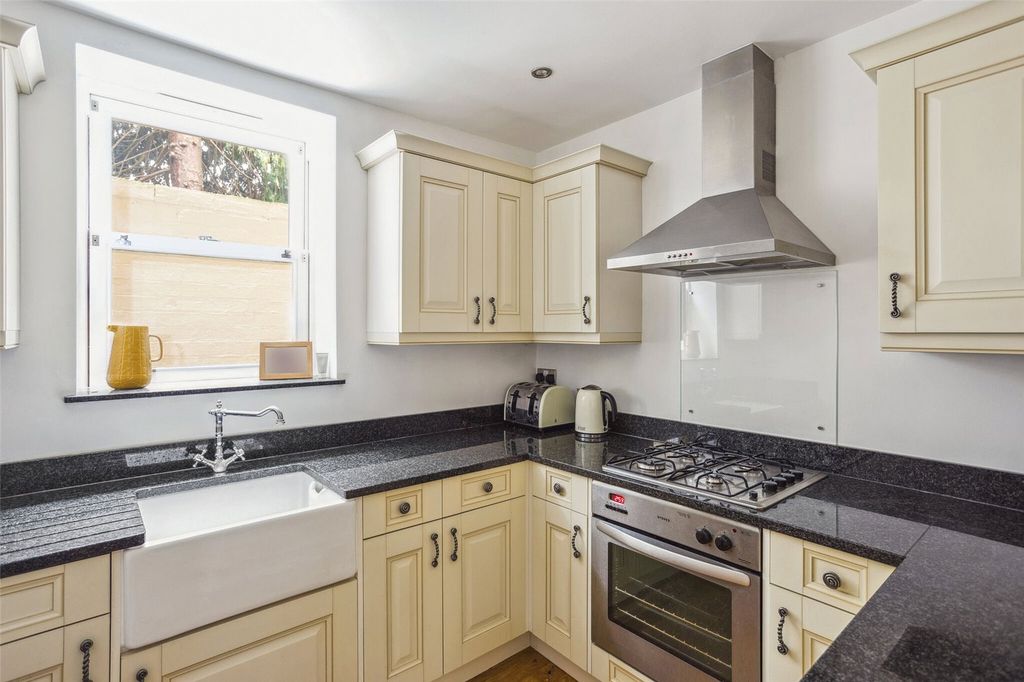 Property photo 3 of 10 Kitchen