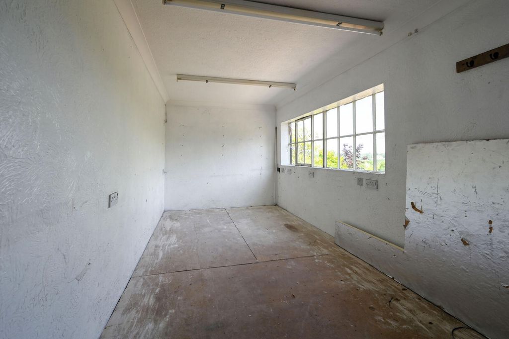 Property photo 3 of 30 Garage