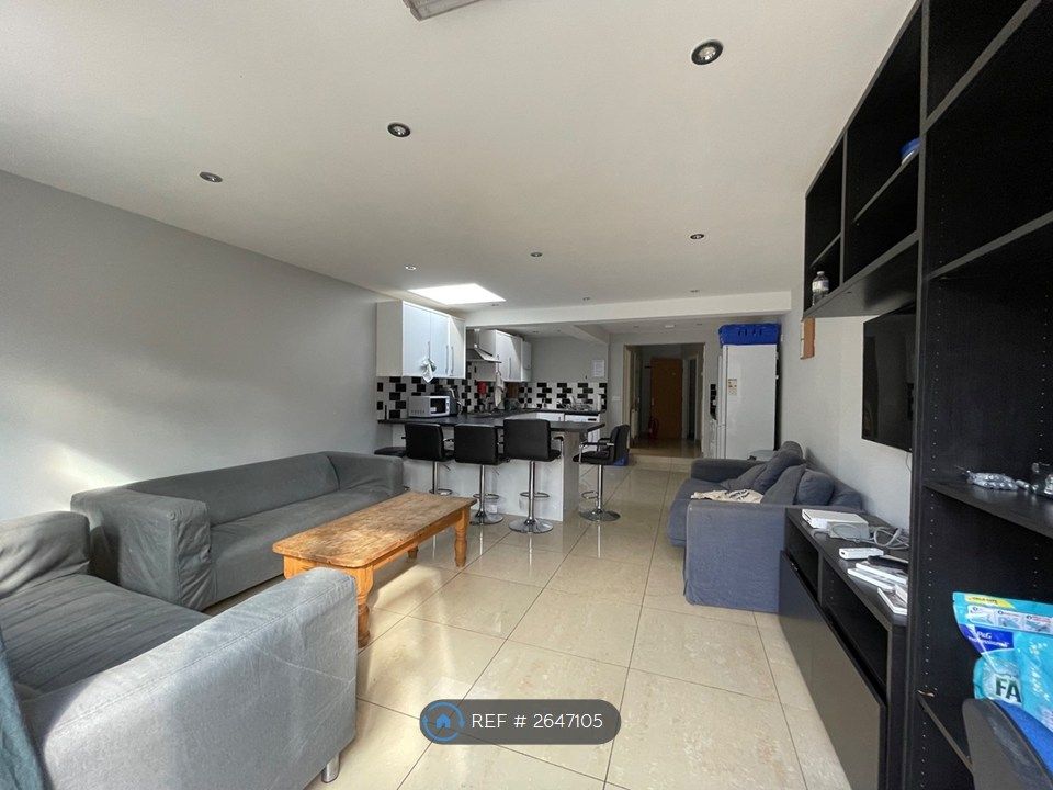 Property photo 2 of 10 Kitchen/Lounge
