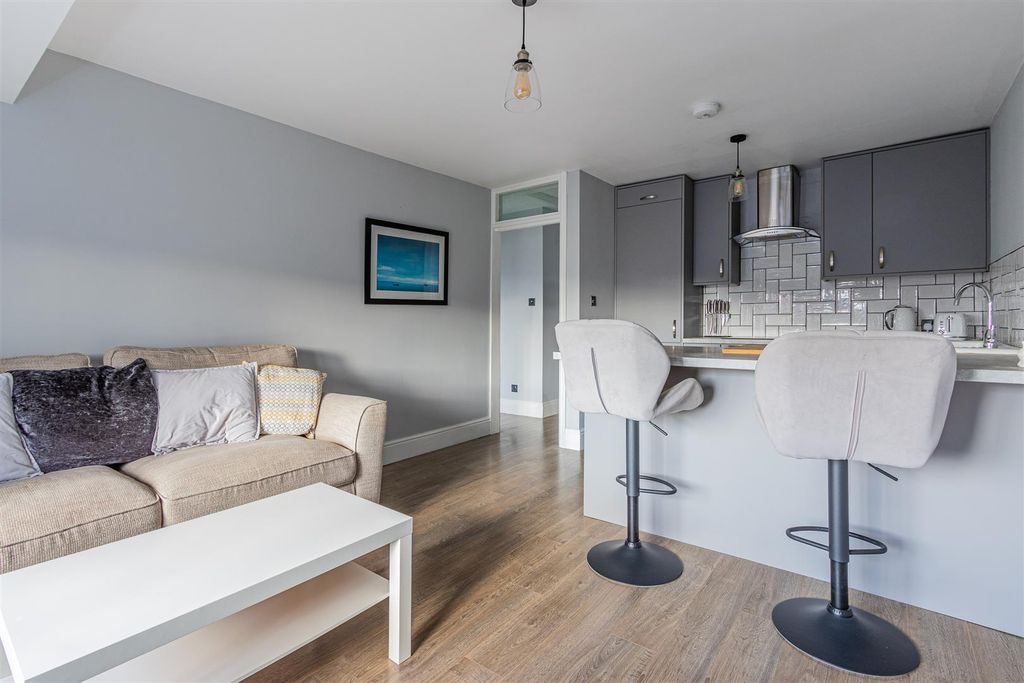 Property photo 2 of 9 Clive Mews 14 (3 Of 8).Jpg