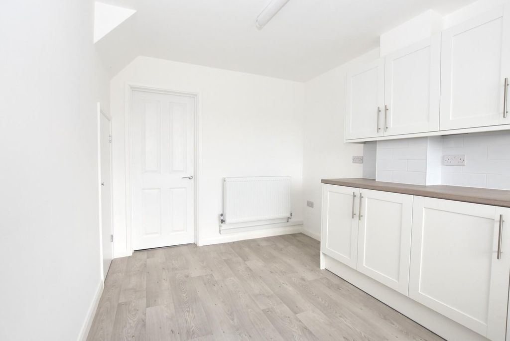 Property photo 3 of 18 Kitchen 4.Jpg