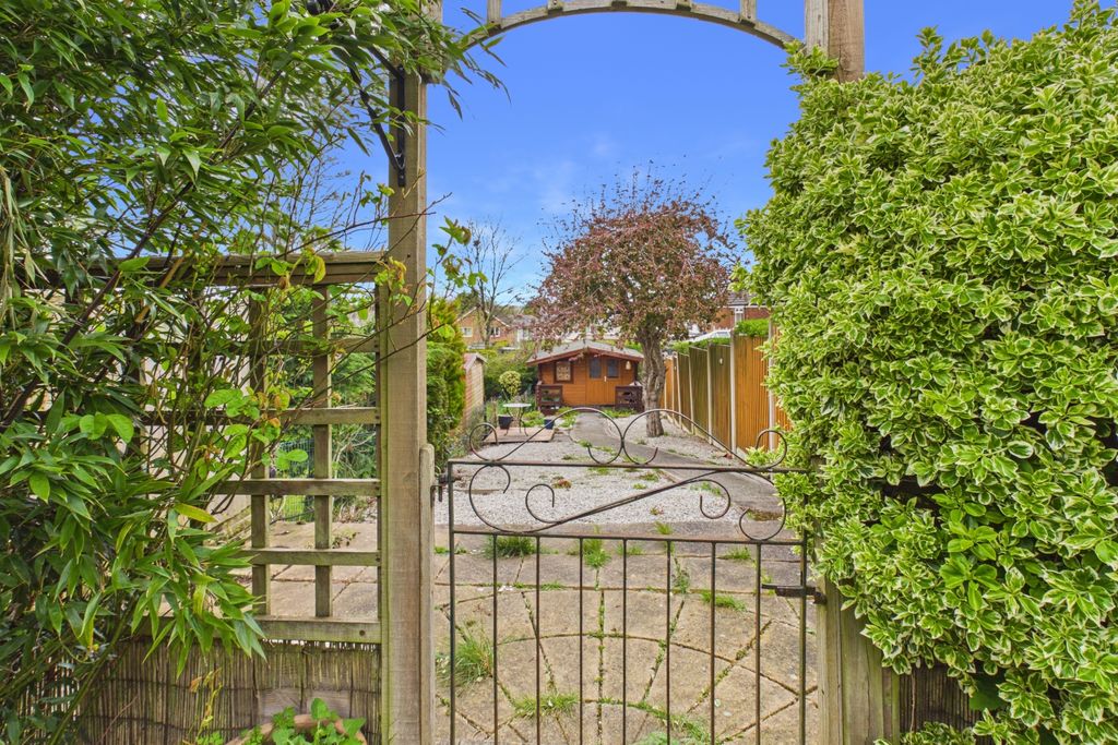 Property photo 2 of 19 Lower Garden
