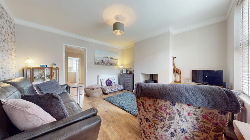 Property photo 2 of 25 Junction Road Living Room