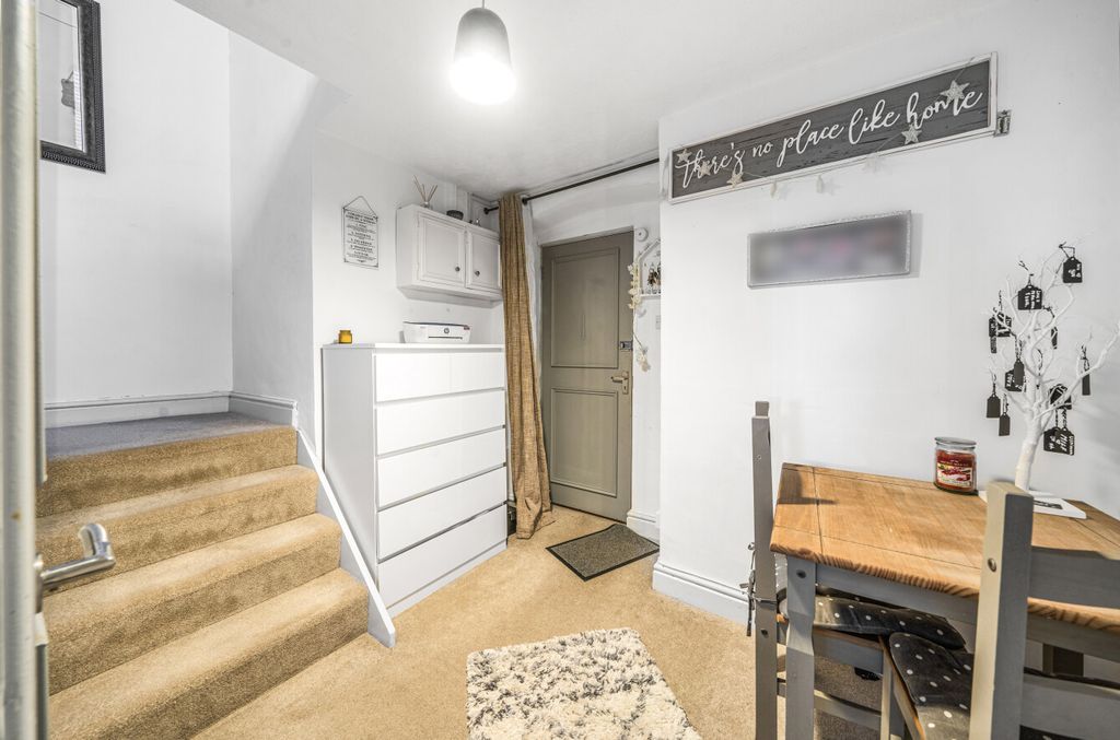 Property photo 2 of 11 Hallway