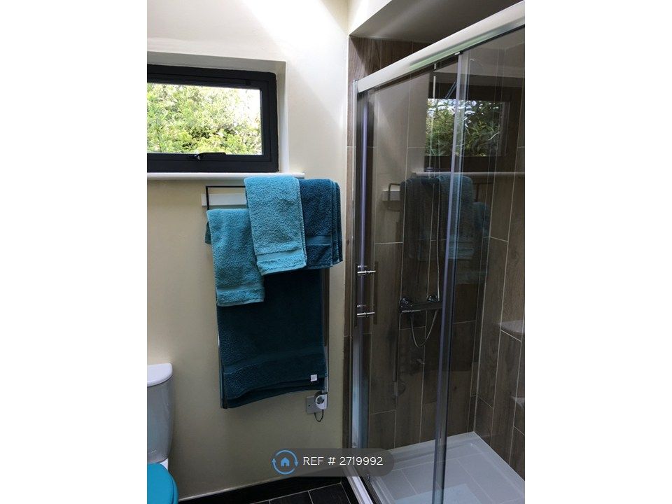 Property photo 3 of 9 Spacious Shower