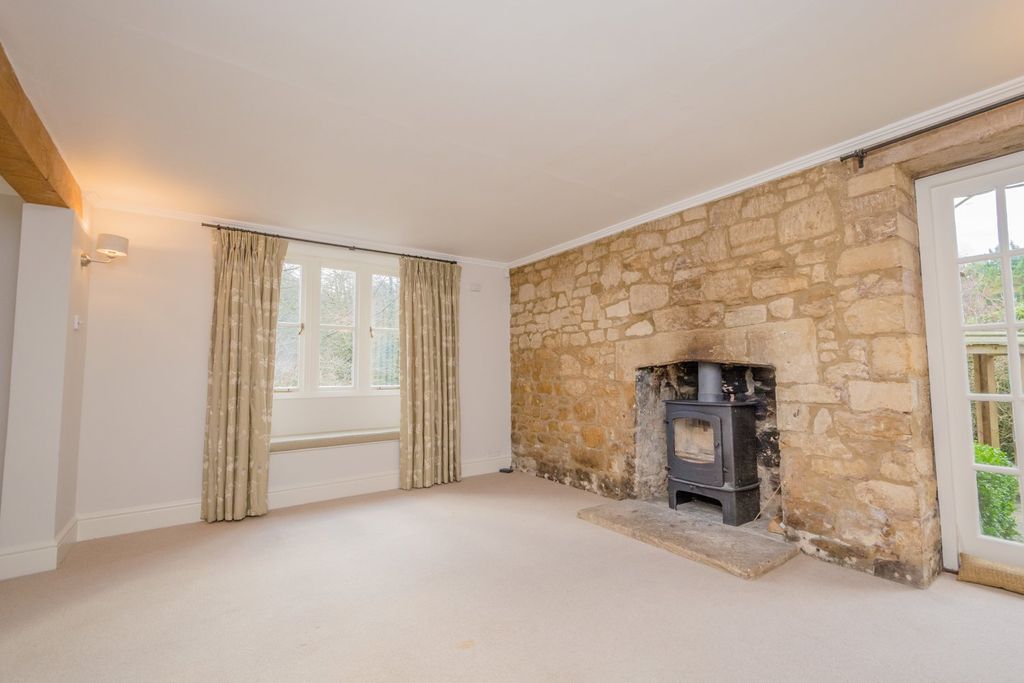 Property photo 2 of 31