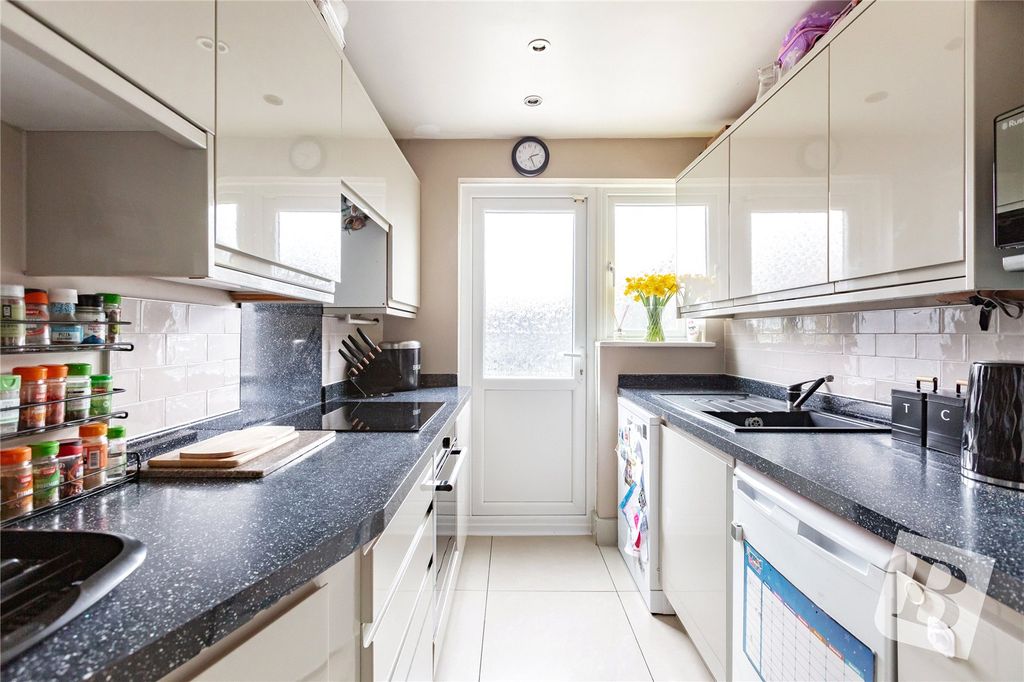 Property photo 3 of 17 Kitchen
