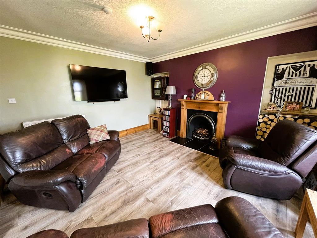 Property photo 3 of 28 Lounge
