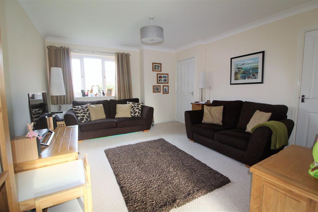 Property photo 3 of 9 Lounge.Jpg