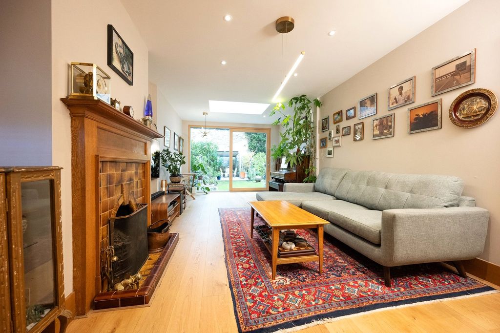 Property photo 2 of 26 Sitting Room