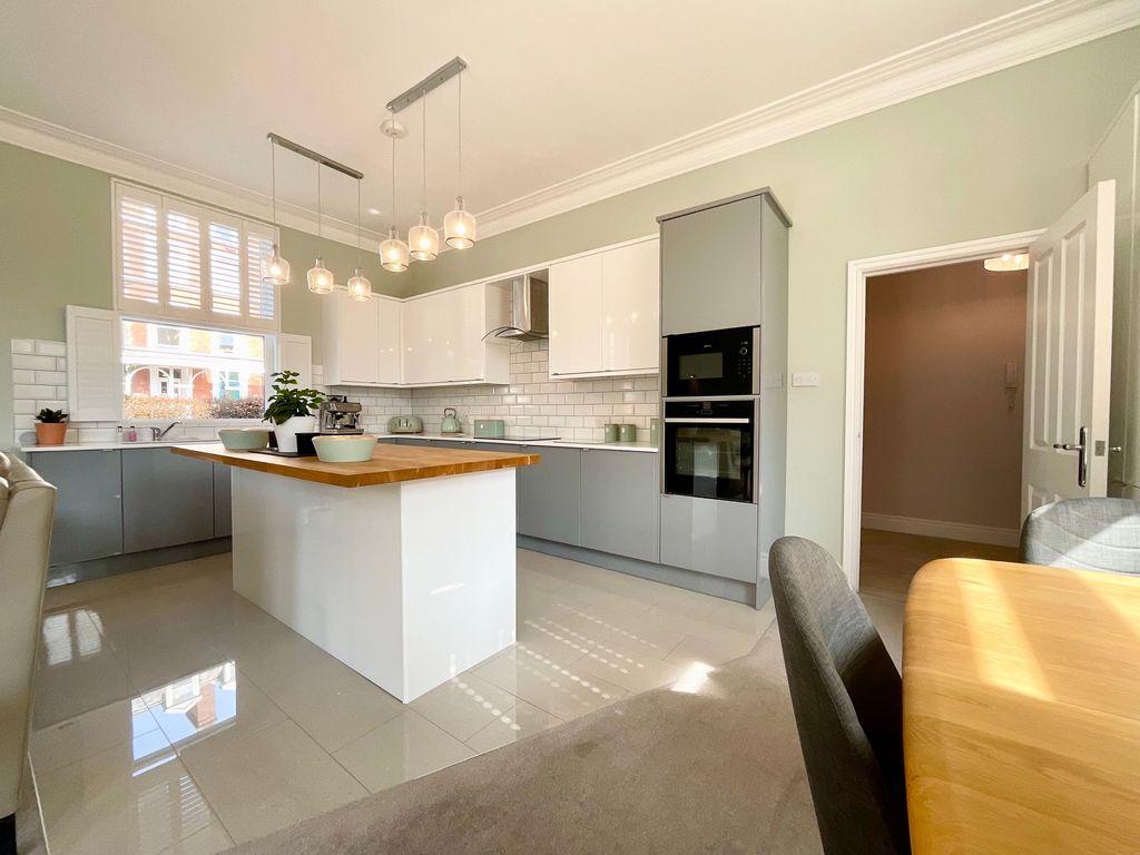 Property photo 2 of 35