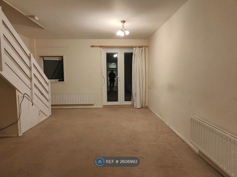 Property photo 3 of 11 Lounge