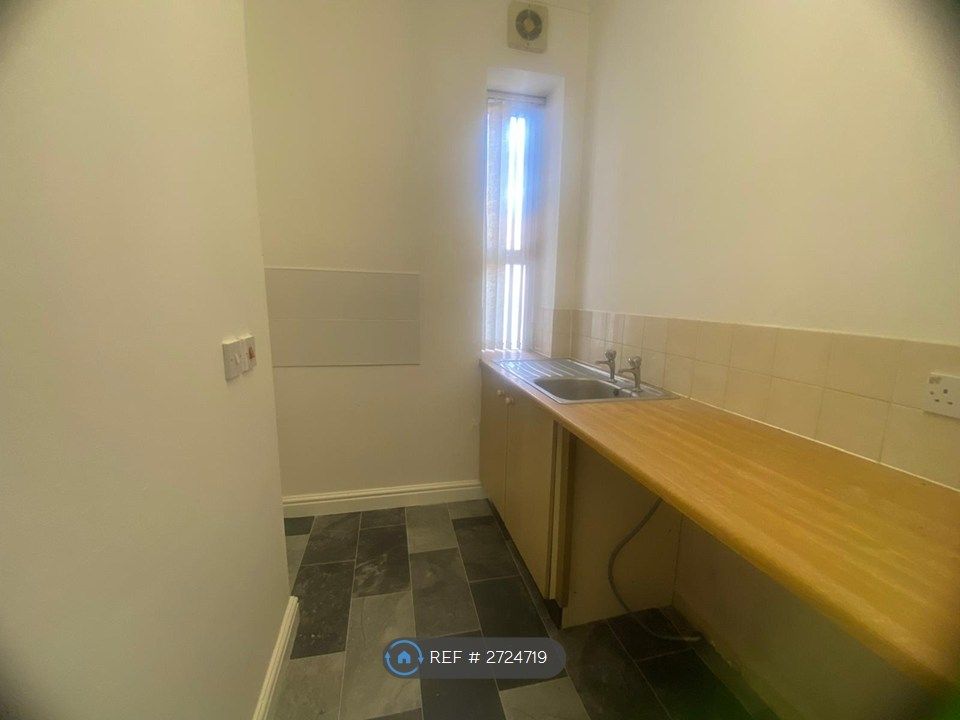 Property photo 3 of 6 Kitchen