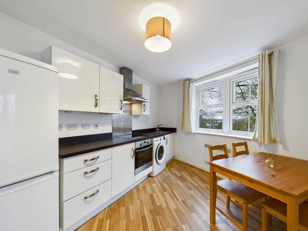 Property photo 3 of 10 Kitchen