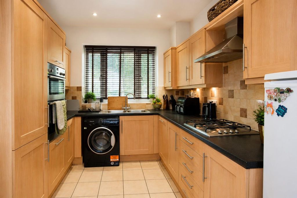 Property photo 3 of 6 Kitchen