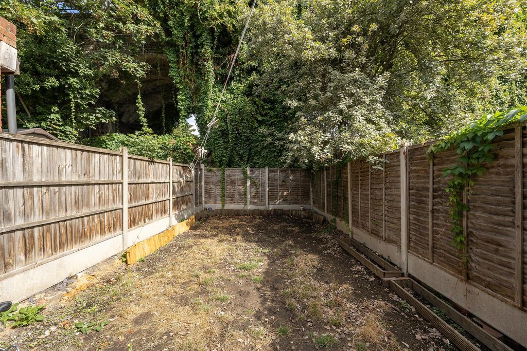 Property photo 3 of 24 Pretoria Road, E11