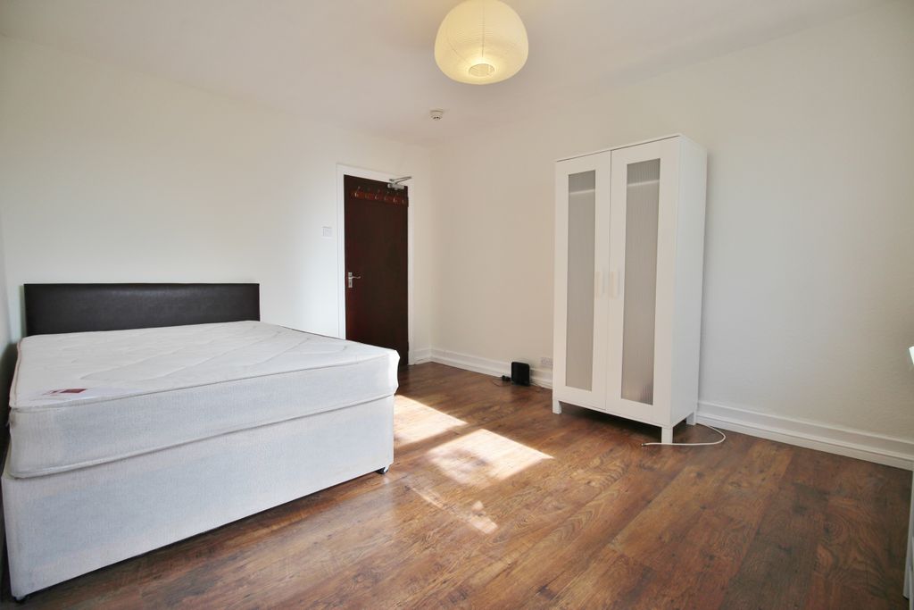 Property photo 3 of 7 Lounge / Bedroom