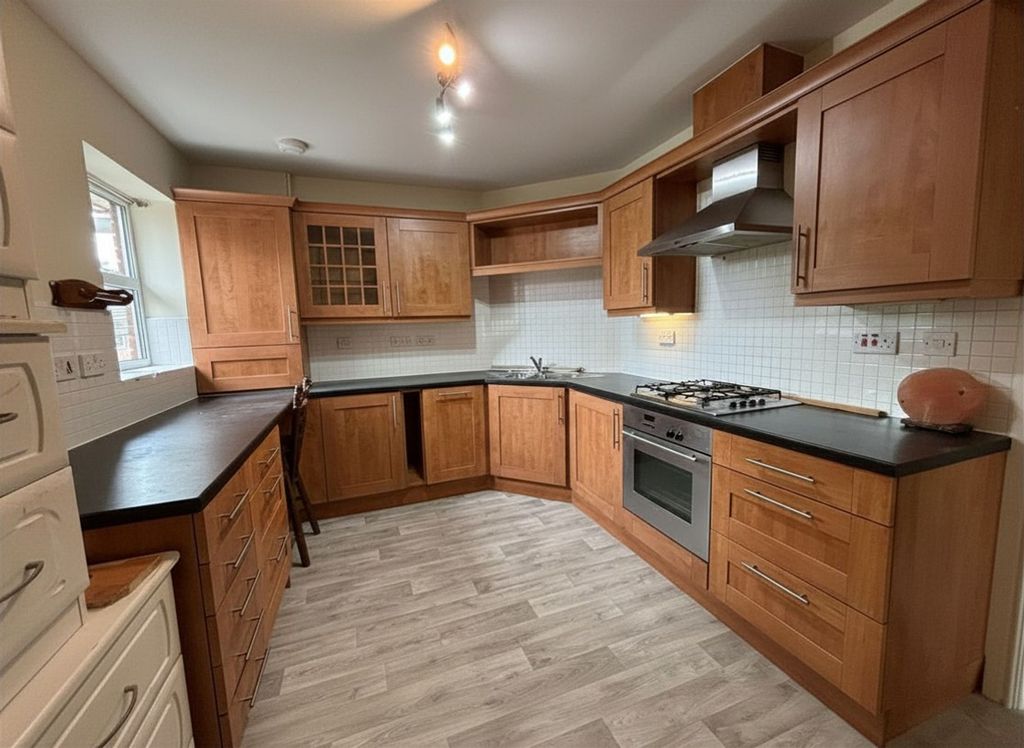 Property photo 3 of 8 Kitchen