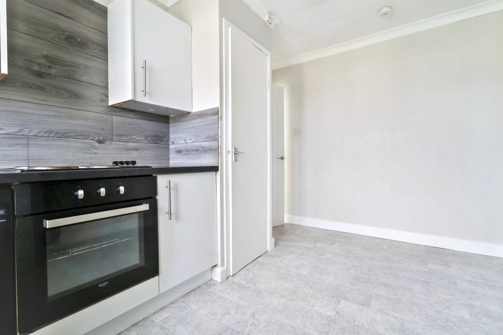 Property photo 3 of 16 Picture No. 12