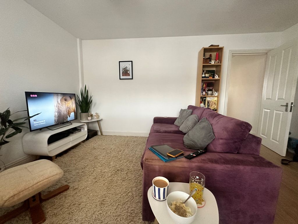 Property photo 3 of 7 Living Room