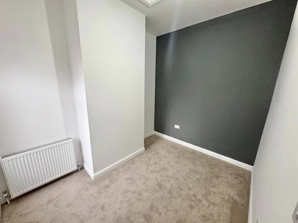 Property photo 3 of 10 Bedroom...Jpg