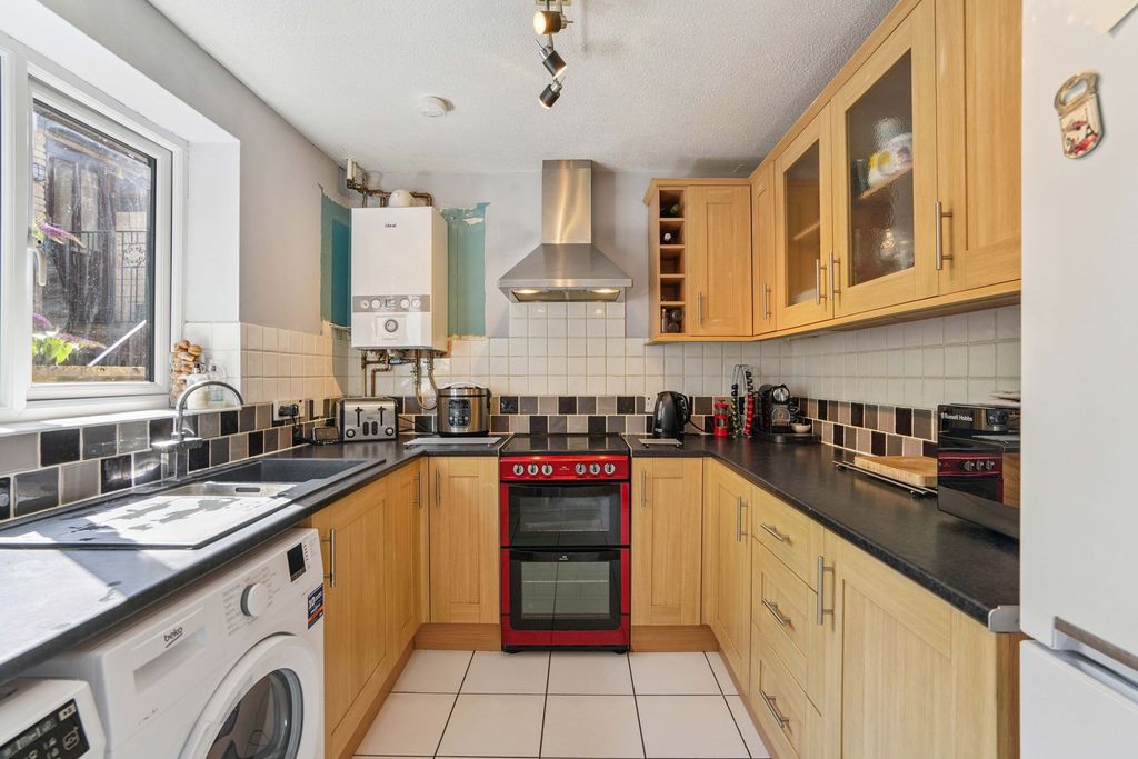 Property photo 3 of 12 Kitchen