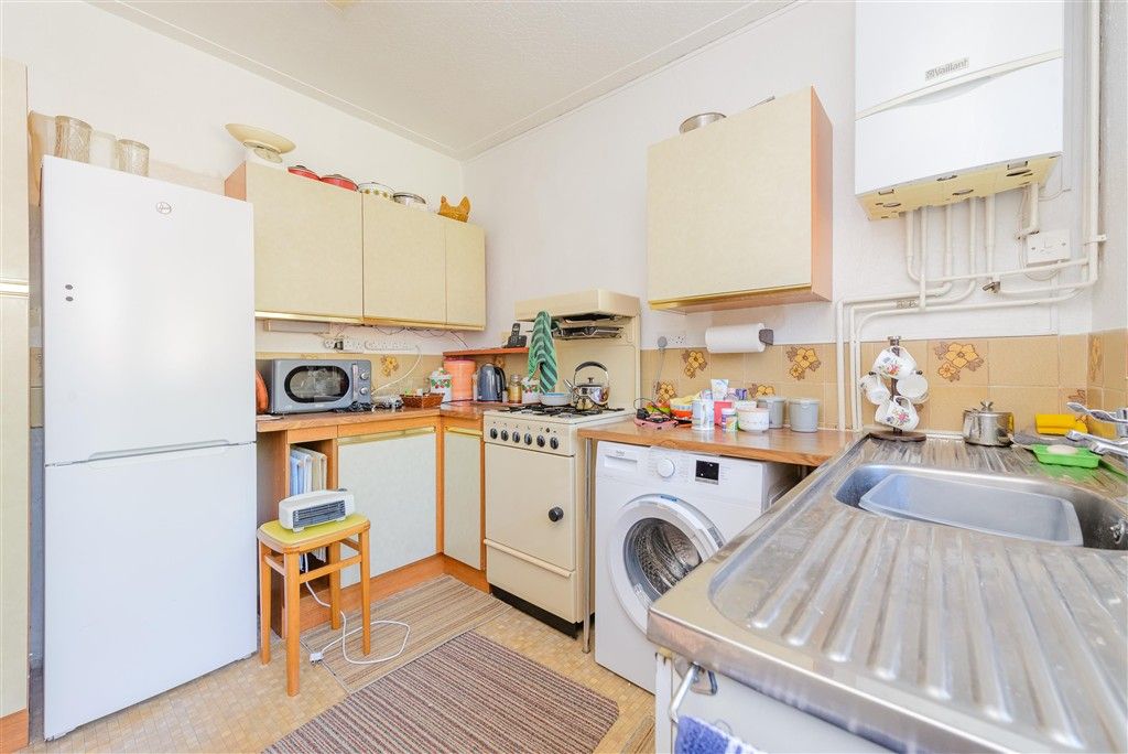 Property photo 3 of 11 Kitchen