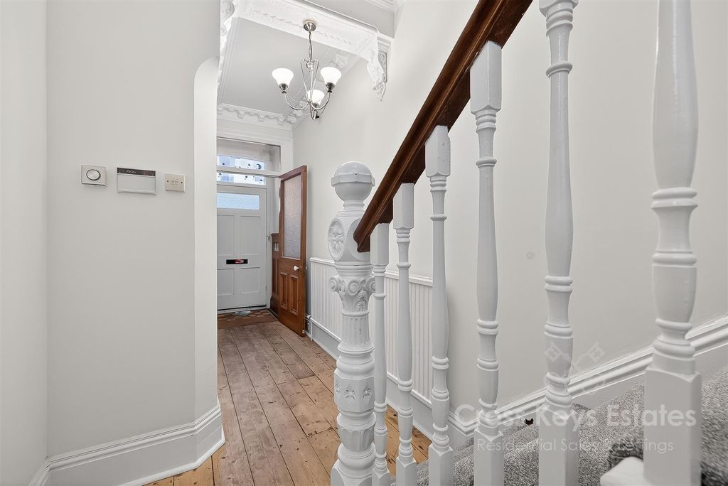 Property photo 3 of 34 Entrance Hall