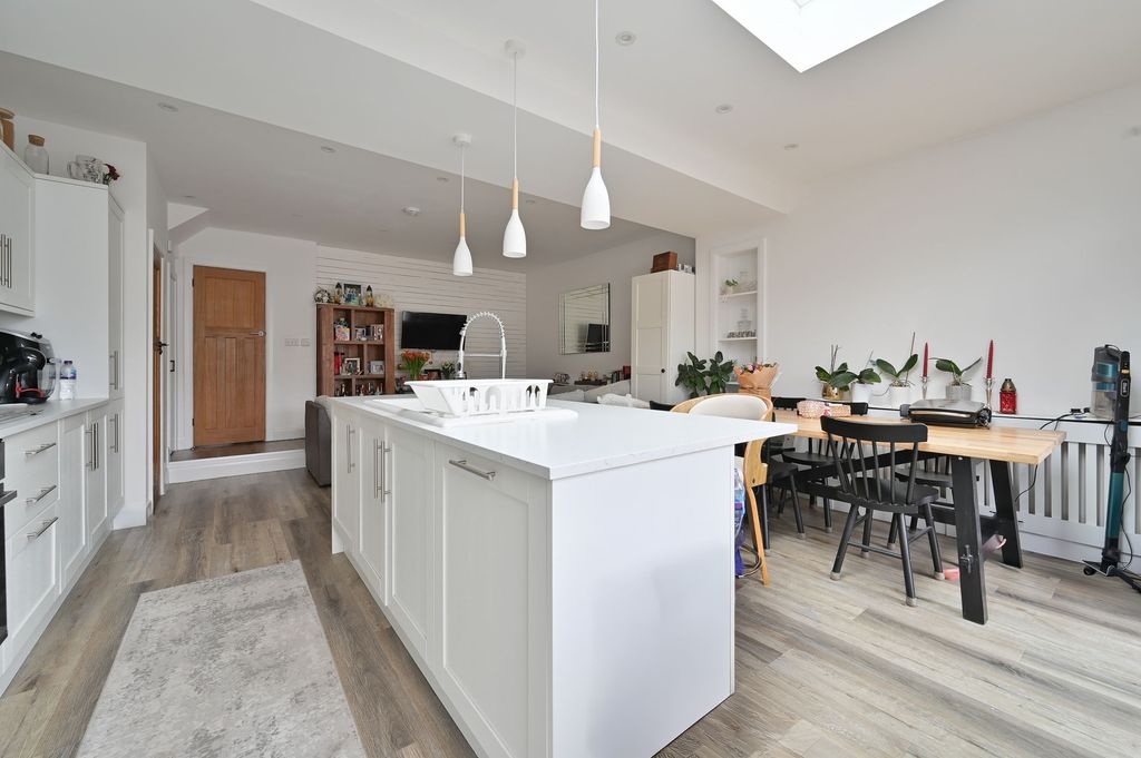 Property photo 2 of 27