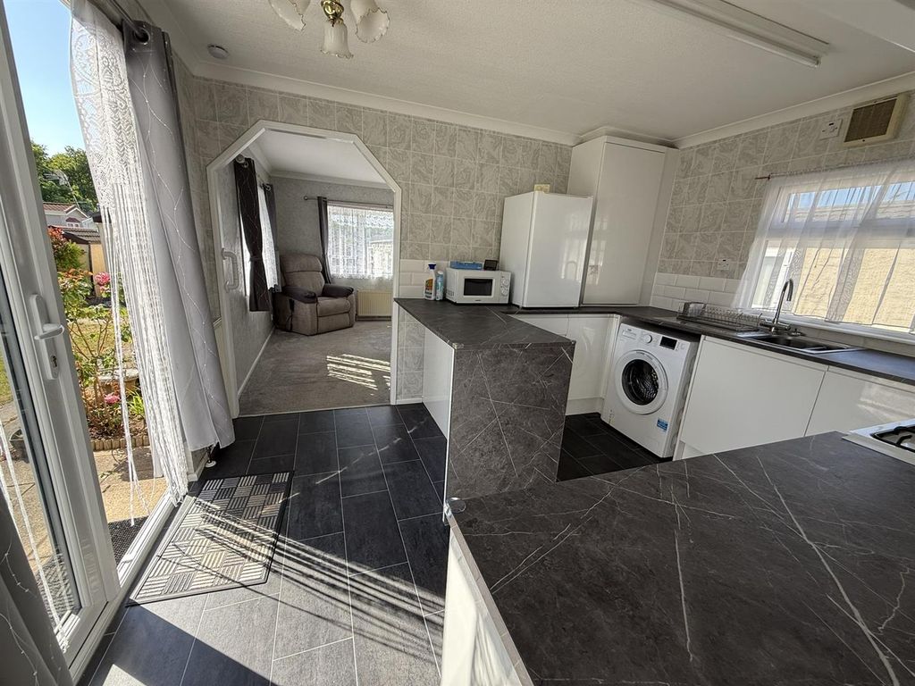 Property photo 3 of 11 Kitchen