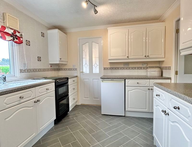 Property photo 3 of 17 Kitchen