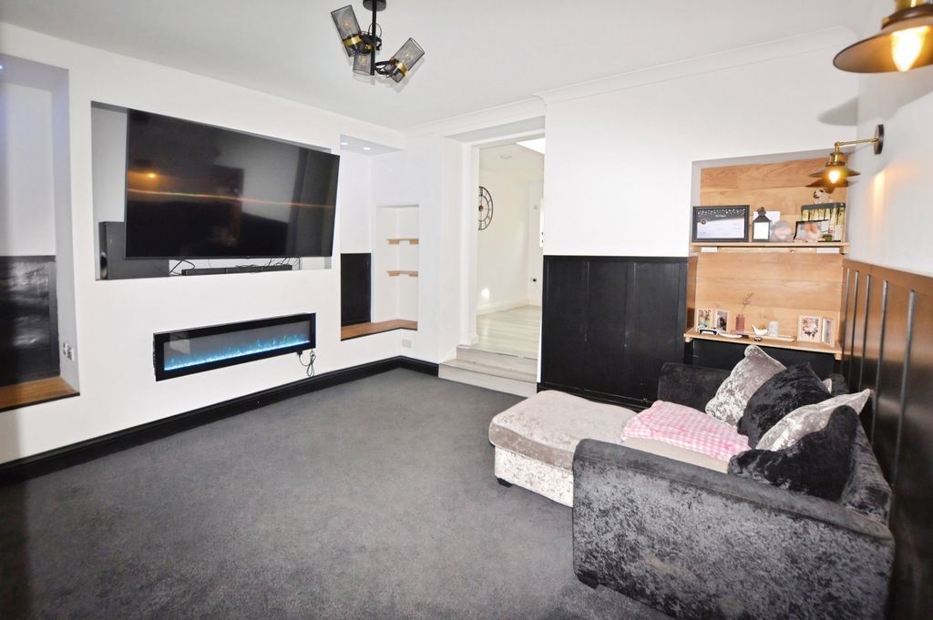 Property photo 3 of 16 Pbox-Img.Jpg